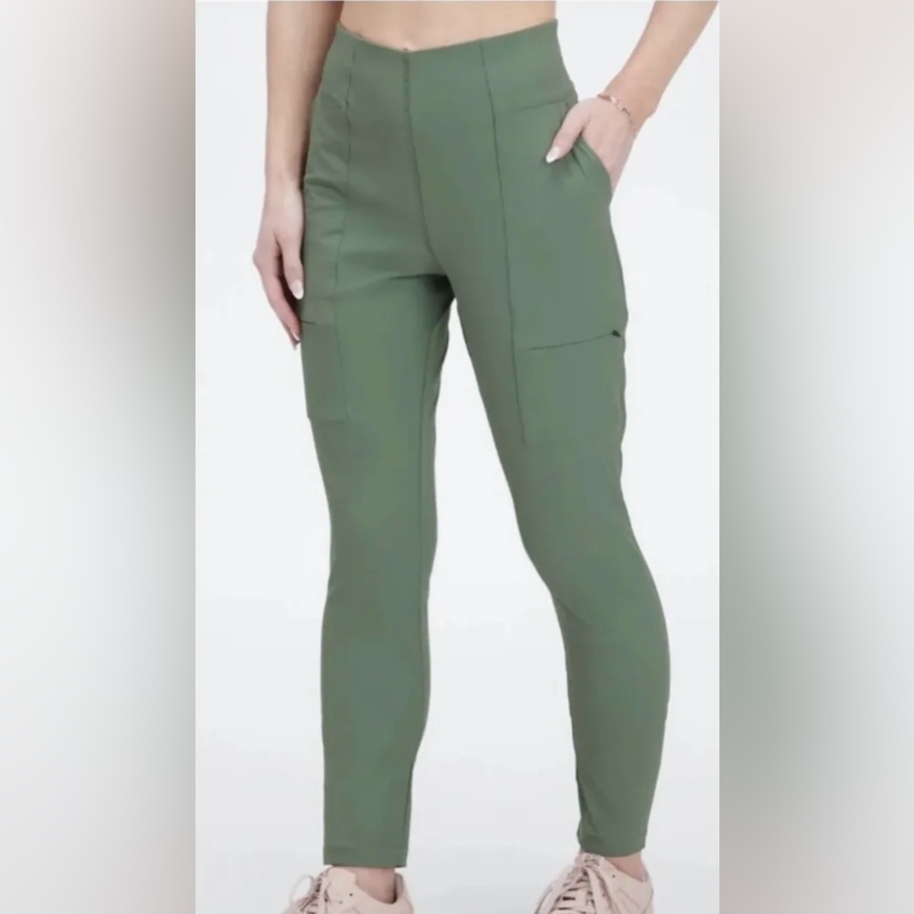 Fabletics High-Waisted Smoke Green Hybrid Cargo Fabletics Pants Size Small